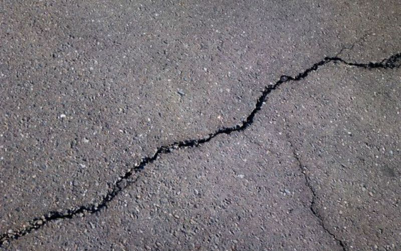 混凝土公路出現(xiàn)裂縫怎么辦？